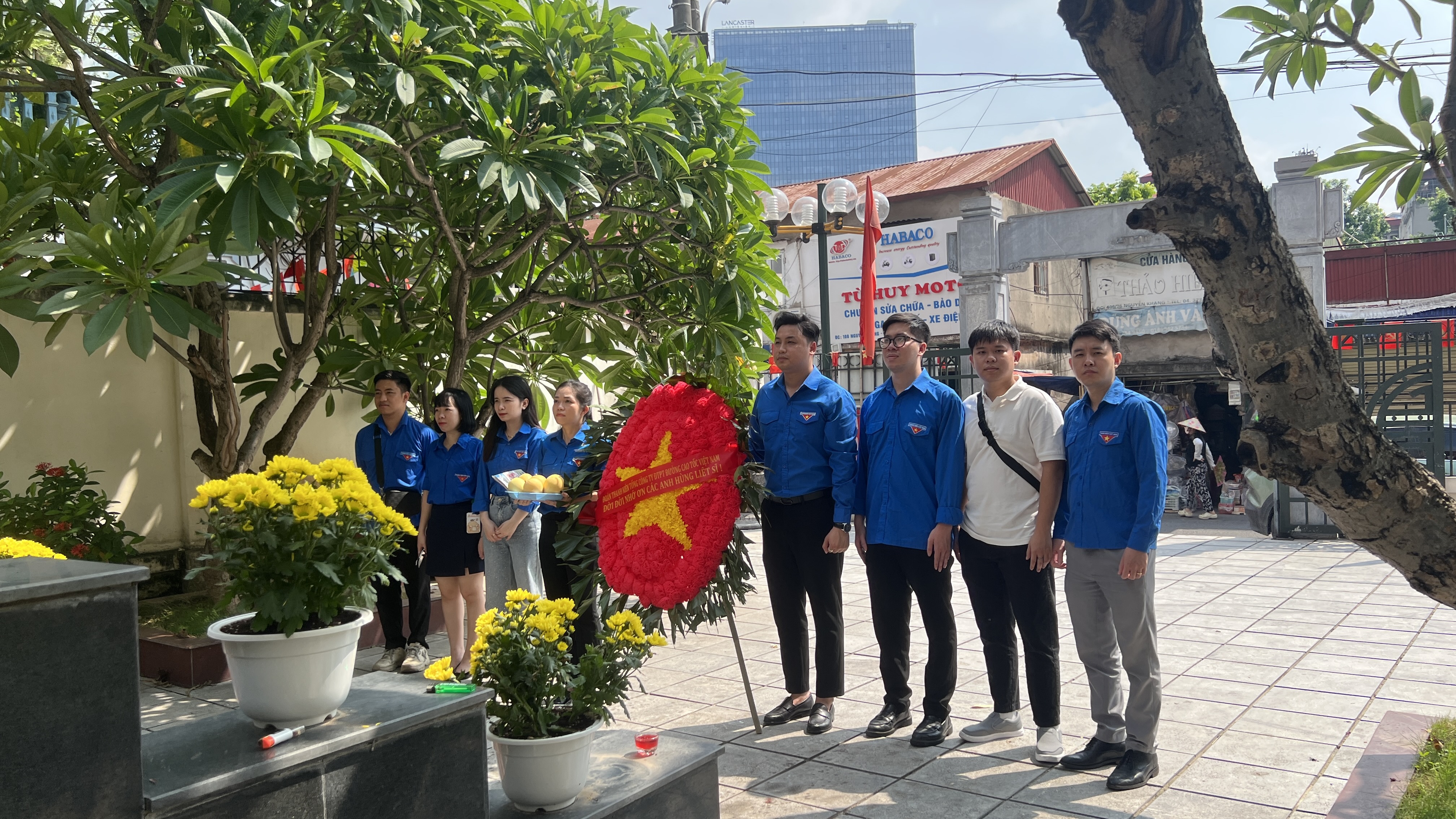 Chi đoàn Khối văn phòng cơ quan VEC dâng hương tại đài tưởng niệm liệt sỹ phường Yên Hòa - Hà Nội.