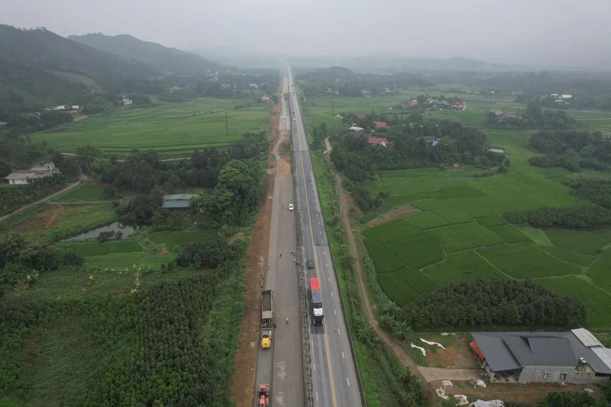 Tuyến đường cao tốc Nội Bài - Lào Cai đang được nâng cấp, mở rộng. Ảnh: Thanh Tiến.