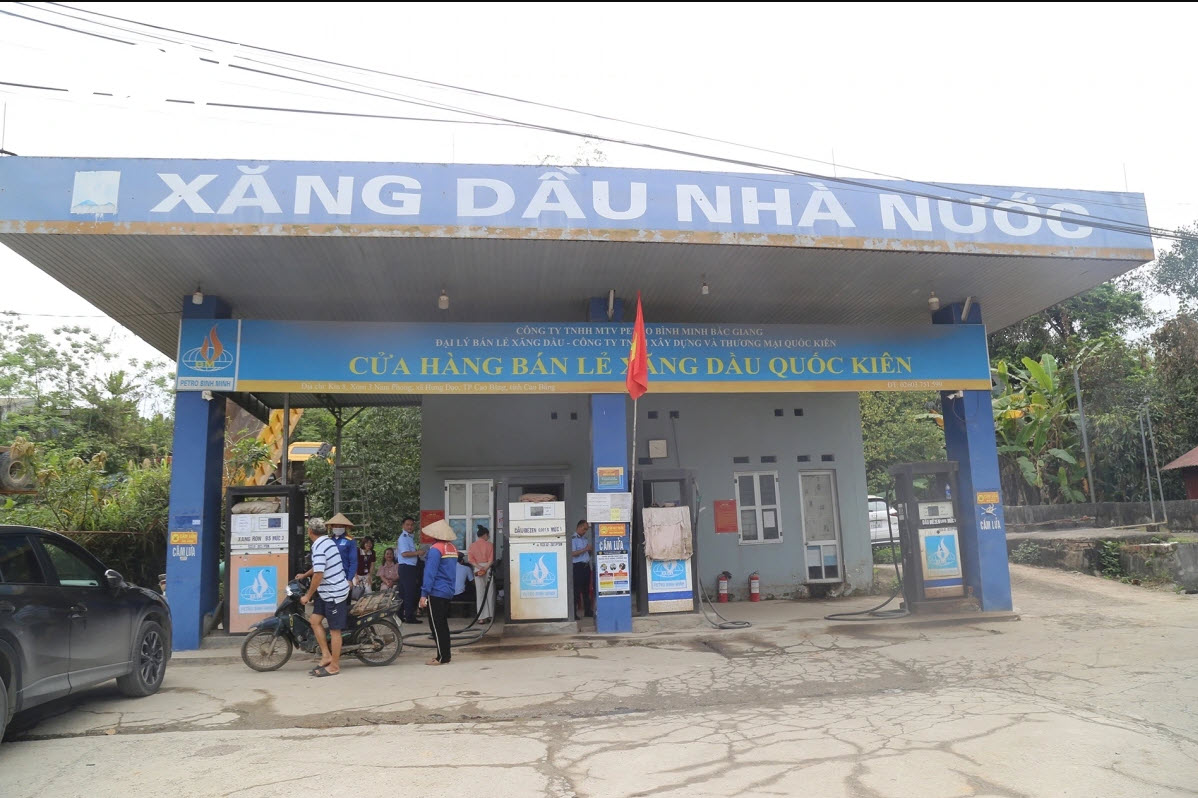 Phạt 15 triệu đồng một cây xăng treo biển “hết xăng dầu” dù trong bể vẫn còn hàng
