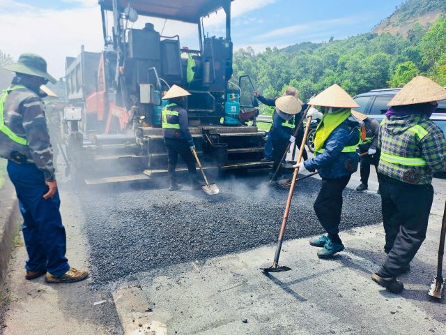 Thảm lại lớp bê tông nhựa Đoạn Km96+135-:-Km96+145,51, tuyến cao tốc Nội Bài - Lào Cai