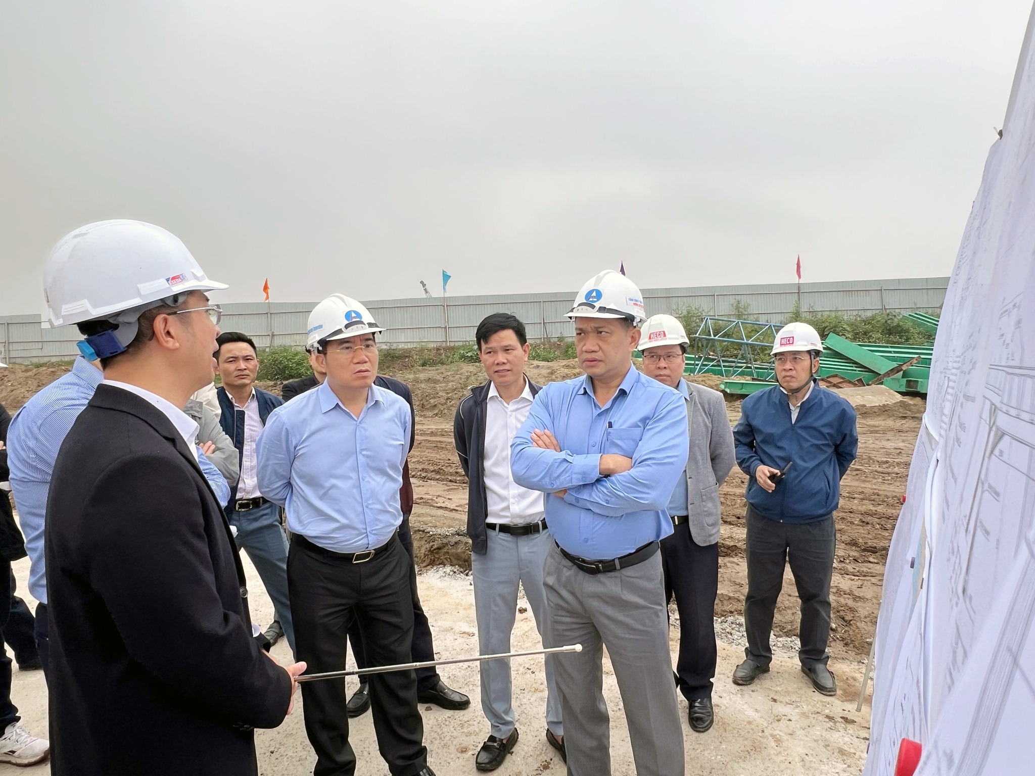 KIỂM TRA VÀ CHÚC TẾT CÁN BỘ, KỸ SƯ, NGƯỜI LAO ĐỘNG TẠI CẦU HOÀI THƯỢNG THUỘC DỰ ÁN THÀNH PHẦN 3 – DỰ ÁN ĐẦU TƯ XÂY DỰNG ĐƯỜNG CAO TỐC VÀNH ĐAI 4