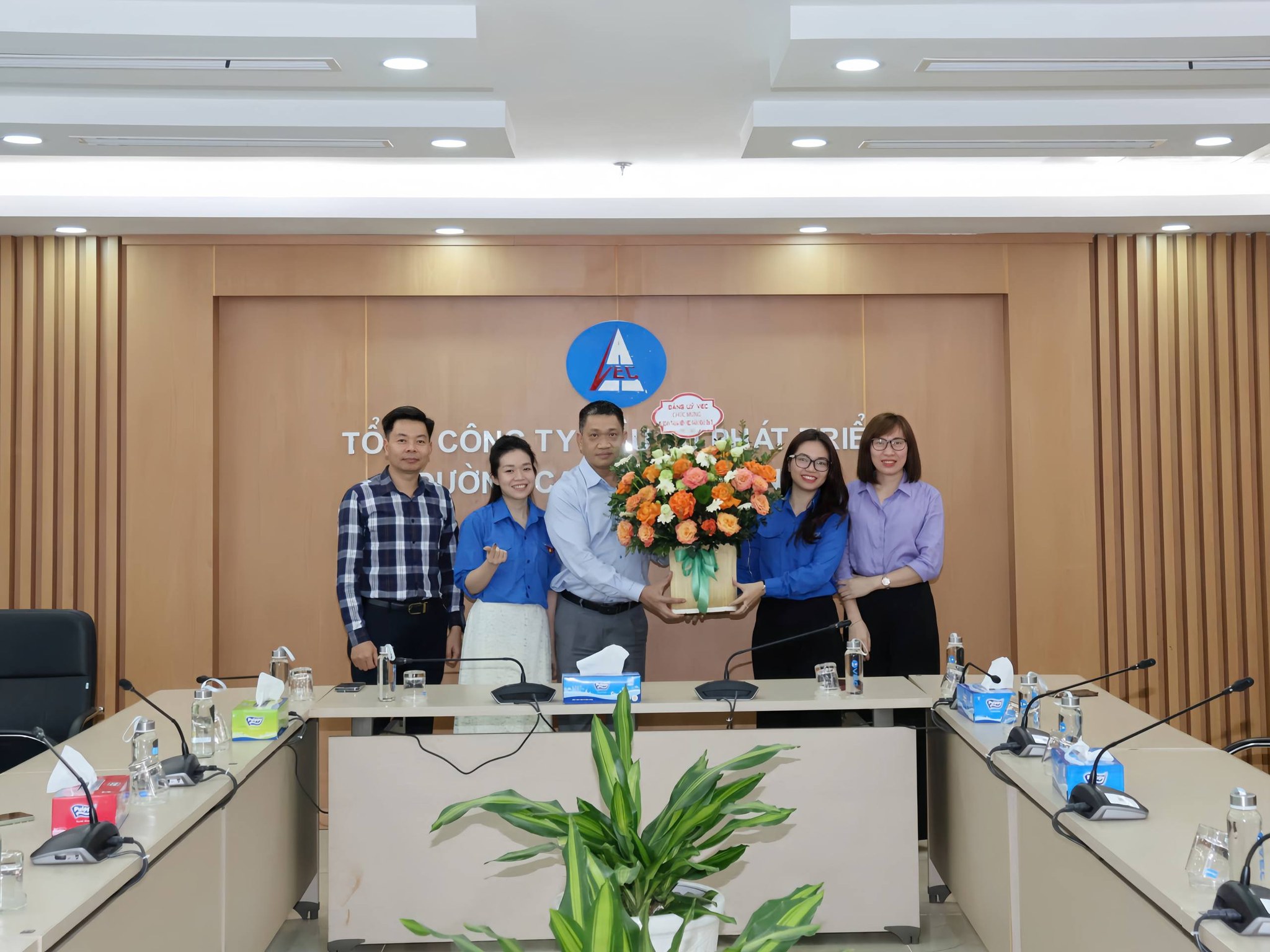 TUỔI TRẺ VEC CHÀO MỪNG KỶ NIỆM 95 NĂM NGÀY THÀNH LẬP ĐOÀN.