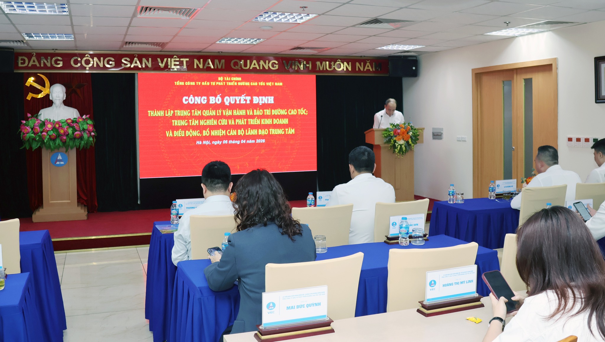 CÔNG BỐ QUYẾT ĐỊNH THÀNH LẬP TRUNG TÂM NGHIÊN CỨU VÀ PHÁT TRIỂN KINH DOANH VÀ TRUNG TÂM QUẢN LÝ VẬN HÀNH VÀ BẢO TRÌ ĐƯỜNG CAO TỐC.