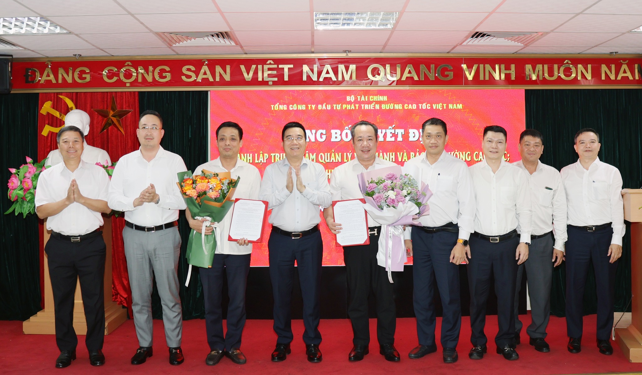 CÔNG BỐ QUYẾT ĐỊNH THÀNH LẬP TRUNG TÂM NGHIÊN CỨU VÀ PHÁT TRIỂN KINH DOANH VÀ TRUNG TÂM QUẢN LÝ VẬN HÀNH VÀ BẢO TRÌ ĐƯỜNG CAO TỐC.