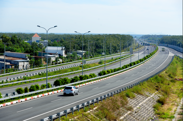 Tăng tốc đắp nền, nỗ lực đưa nút giao Trì Bình trên cao tốc Đà Nẵng - Quảng Ngãi về đích